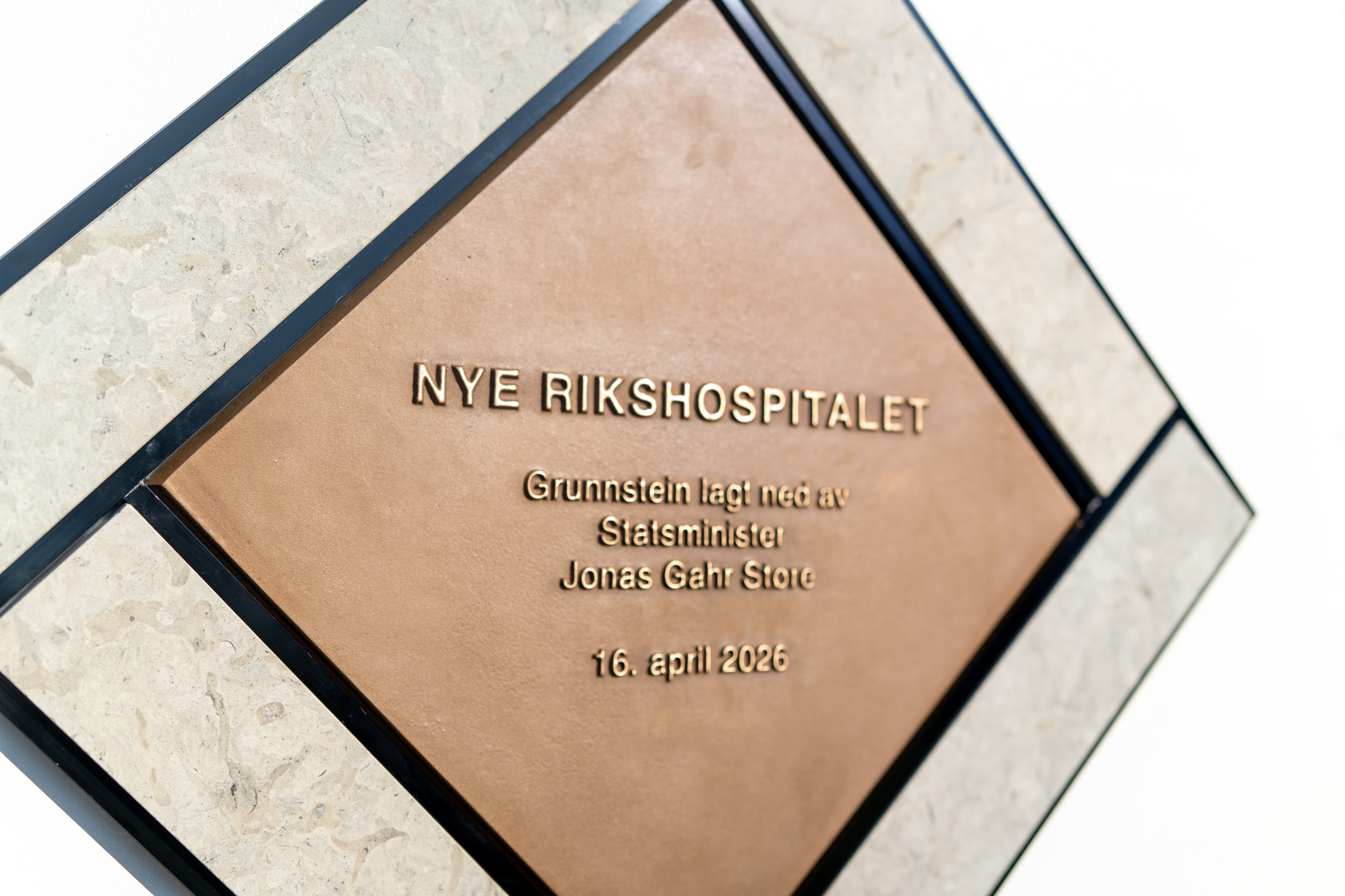 Grunnsteinen til Nye Rikshospitalet, lagt ned av statsminister Jonas Gahr Støre den 16. april 2026.