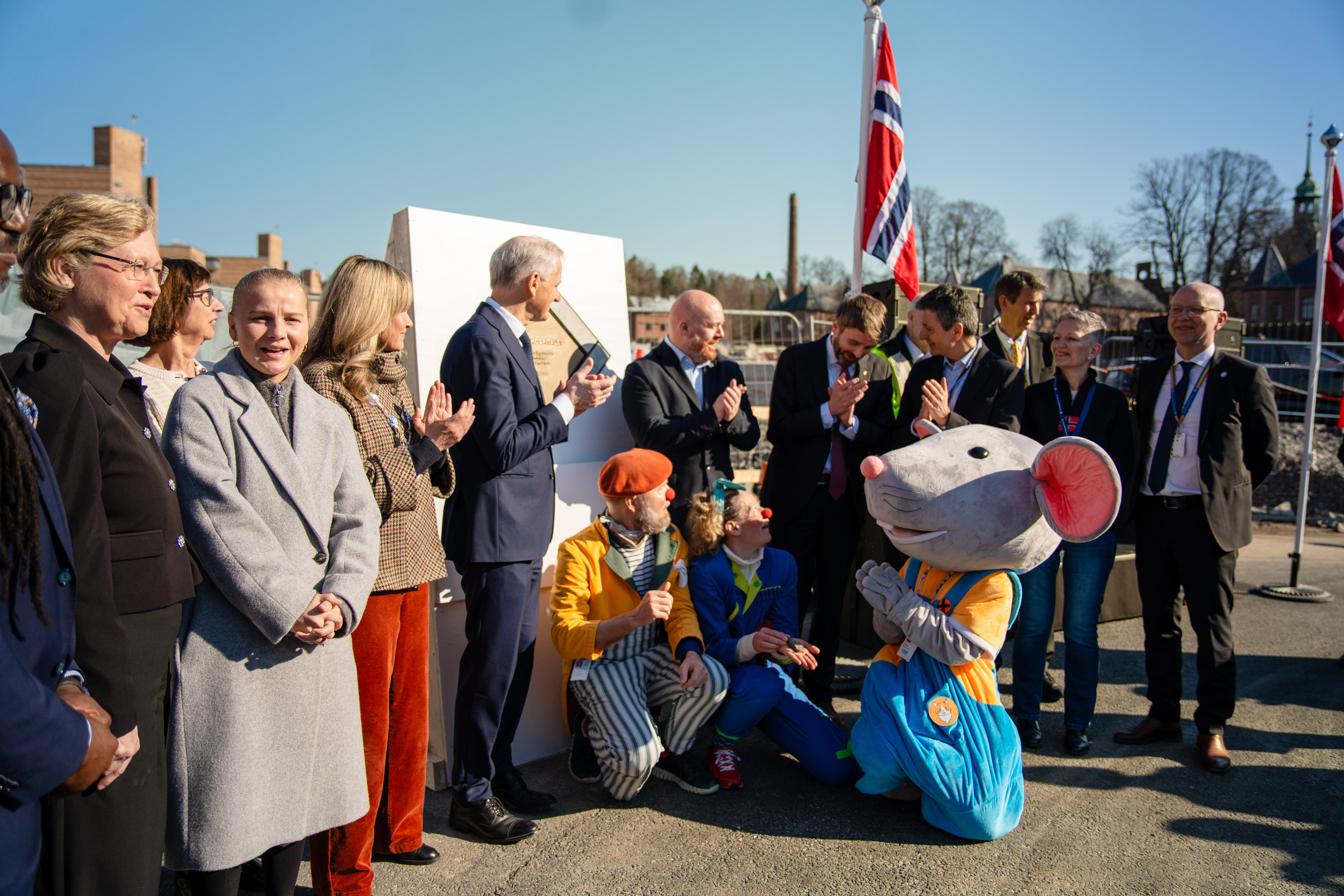 Sykehusmusa Rasmus, en sykehusklovn, ordføreren og statsministeren står og klapper foran grunnsteinen.