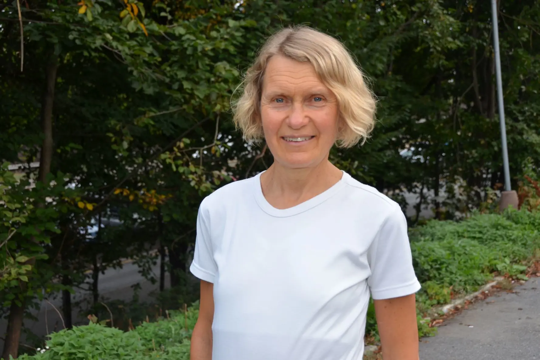 En person som smiler for kameraet