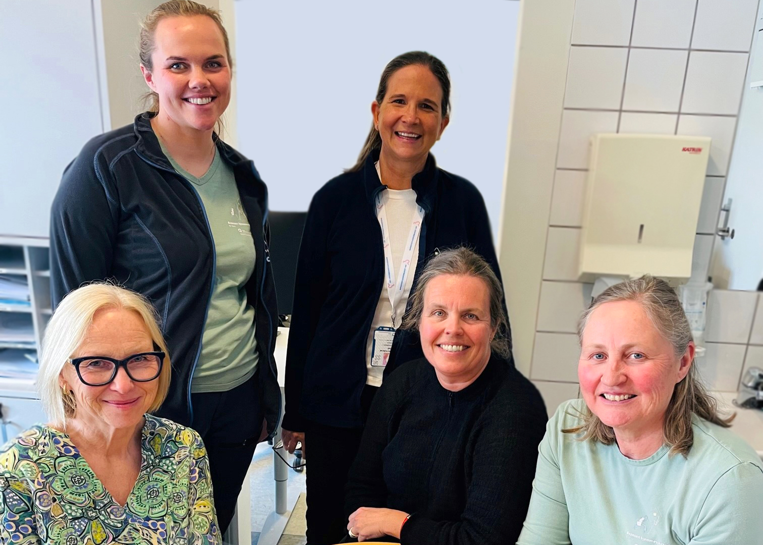 Bak fra venstre: Nyfødt intensivsykepleier Tekla Tryggvadottir og seksjonsleder Kristin Hallerud Lindell. Foran fra venstre hjelpepleier Siri Aaveren, pediatrisk sykepleier Camilla Kristiansen og spesialhjelpepleier Jorunn Stokke.