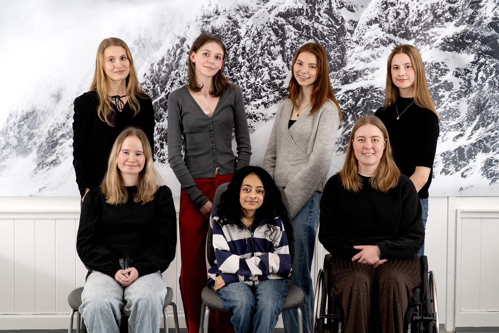 En gruppe kvinner som poserer for et bilde