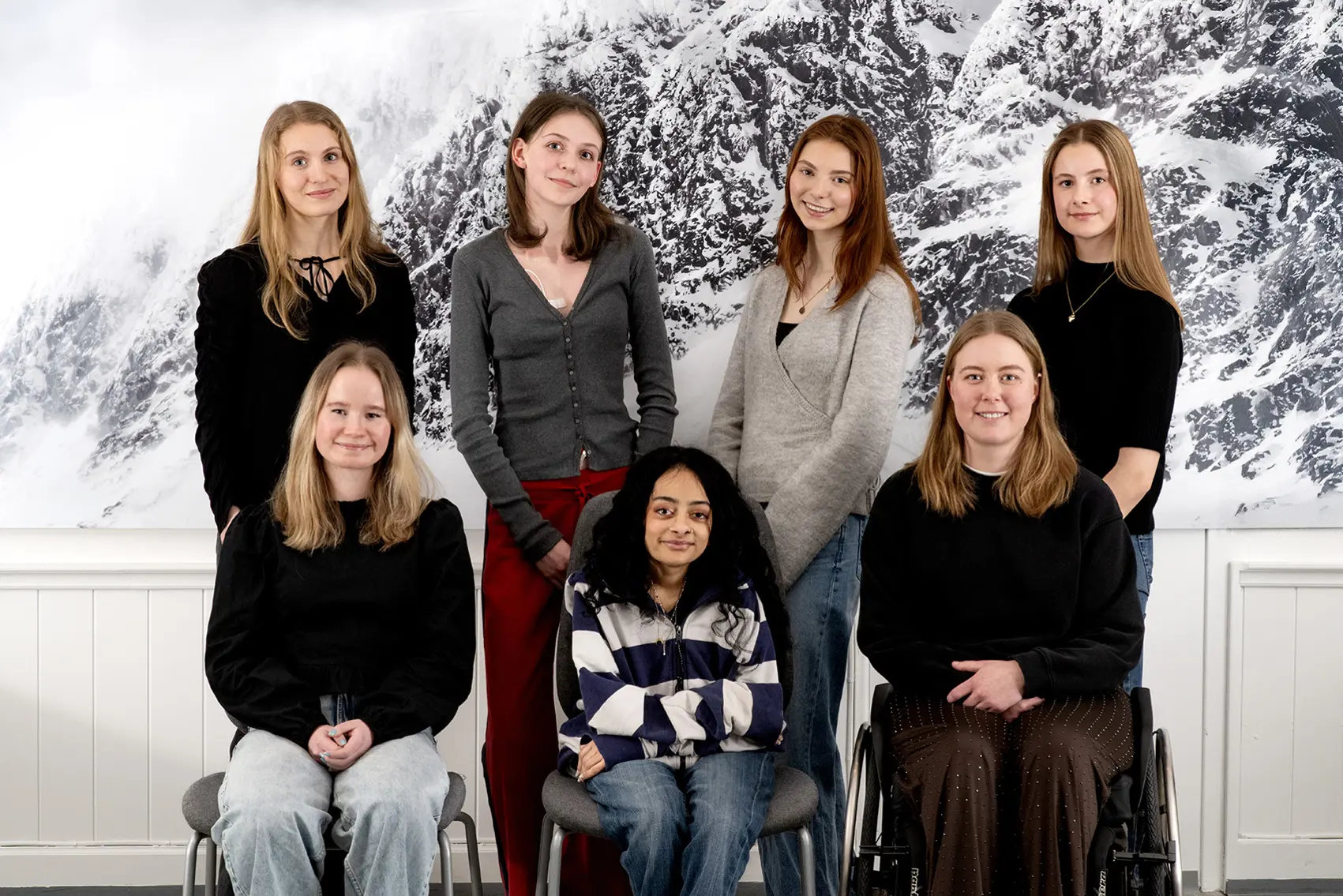 En gruppe kvinner som poserer for et bilde