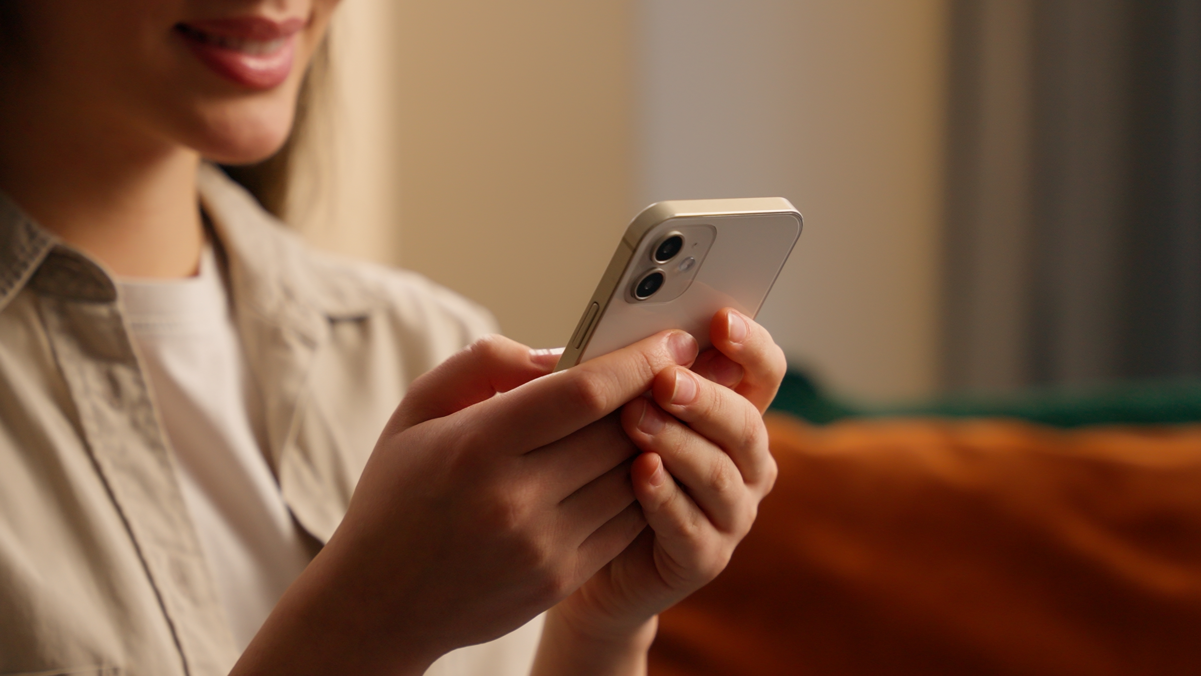 En person som holder en telefon