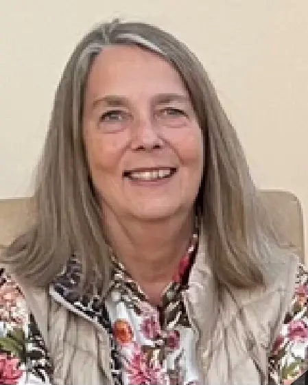 En kvinne med langt hår