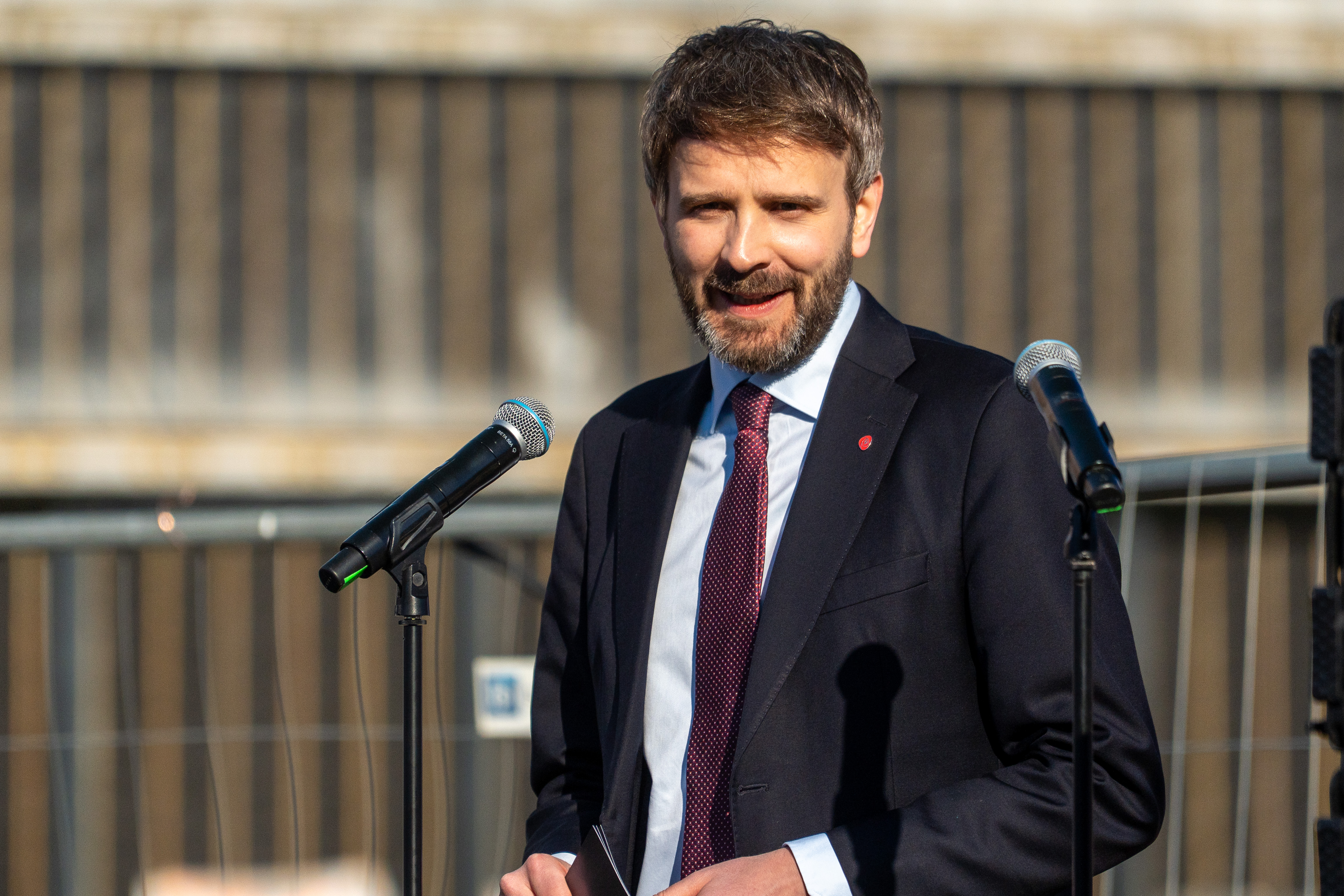 Helse- og omsorgsminister, Jan P. Vestre, holder tale.