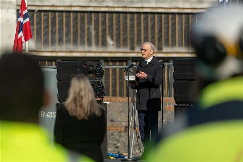 Statsminister Jonas Gahr Støre holder tale.