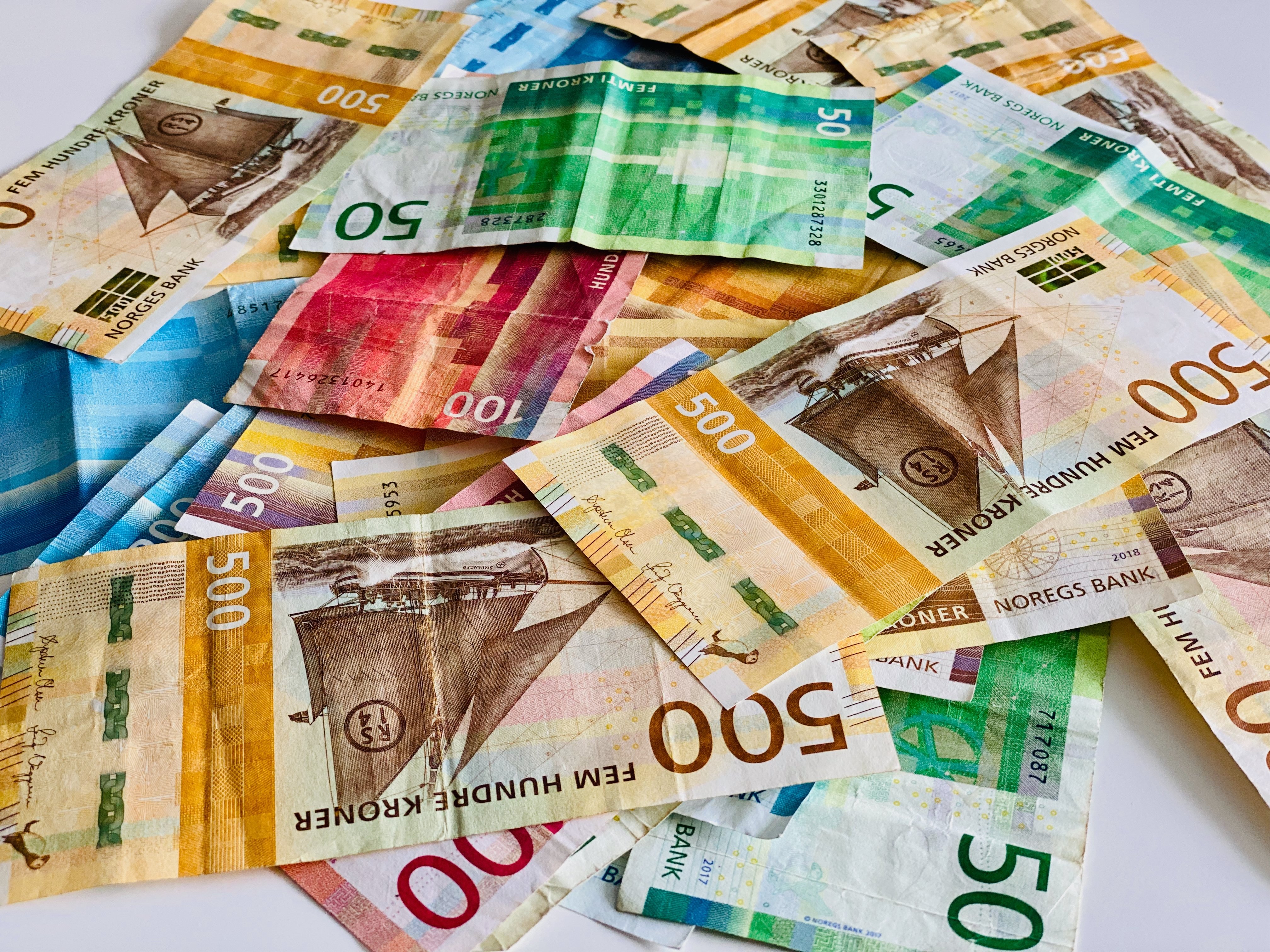 Norske pengesedler i en haug