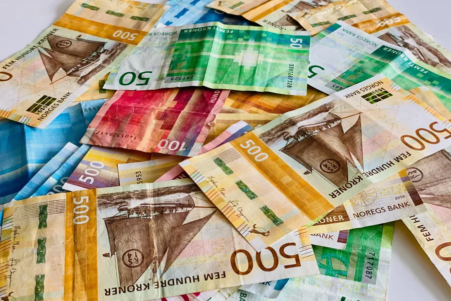 Norske pengesedler i en haug