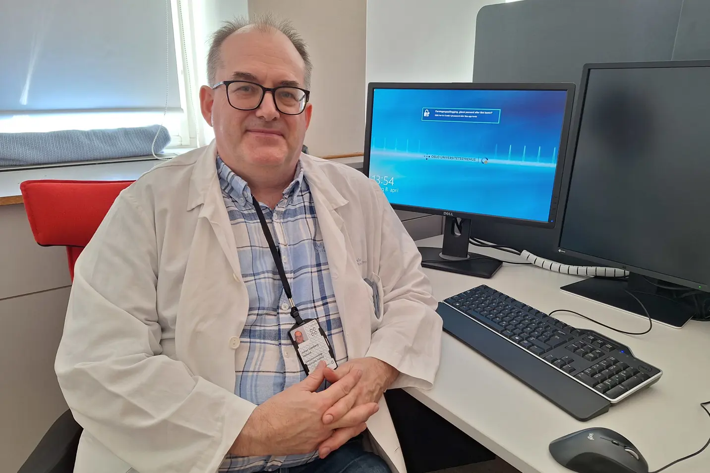 En mann som sitter foran en datamaskin