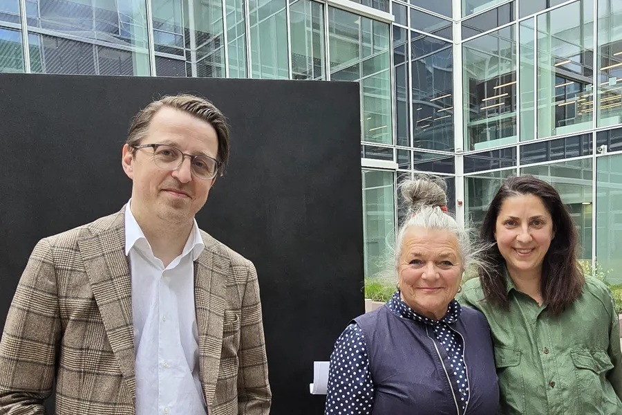 Bilde av Bjertnæs,Tyrmi og Daniell som står sammen i skulpturparken
