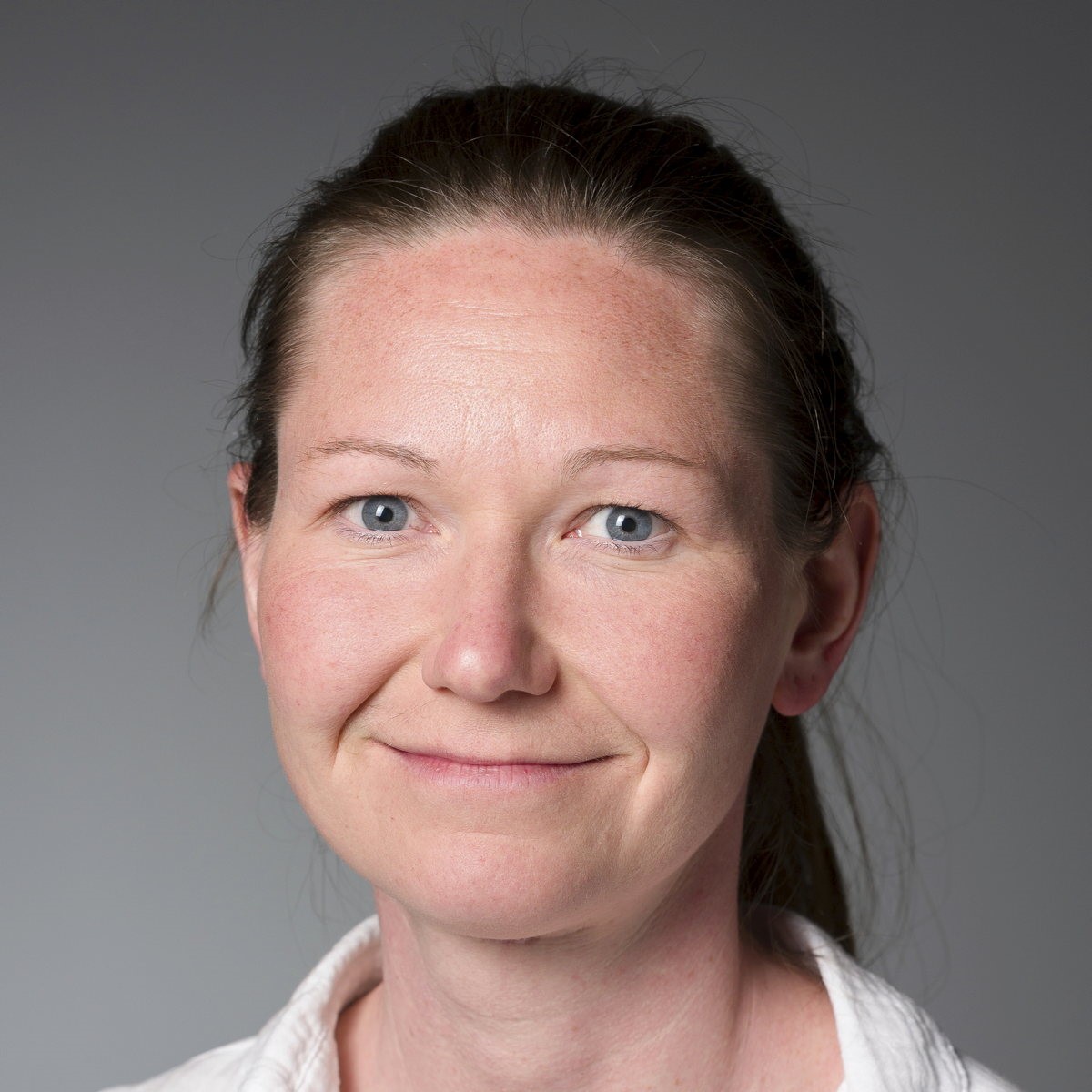 En person med kort hår