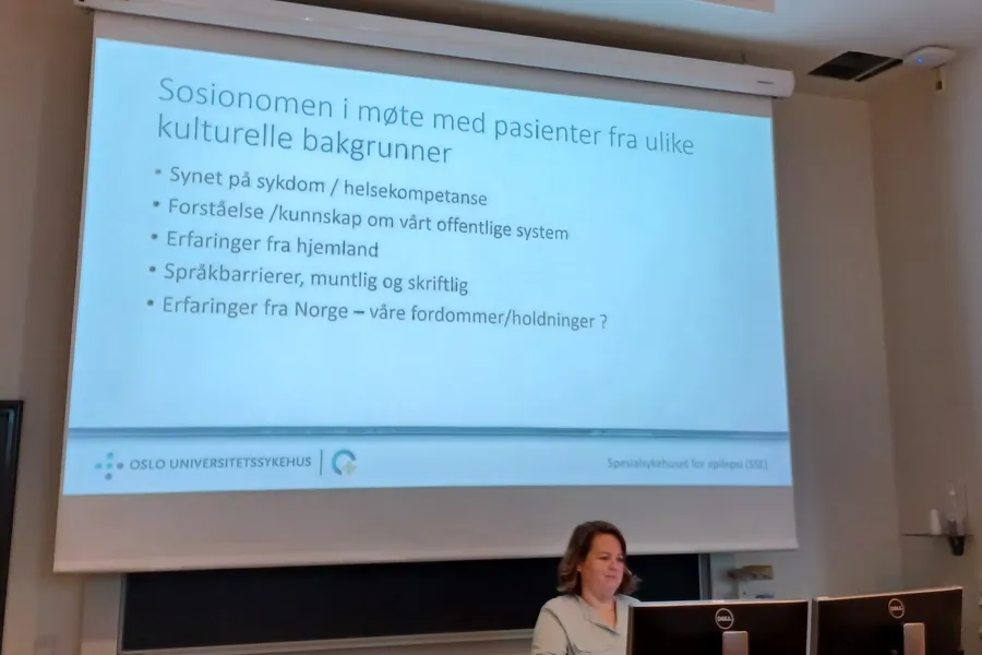 En person som står foran en projektorskjerm