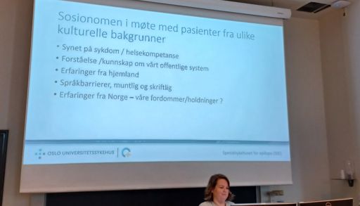 En person som står foran en projektorskjerm