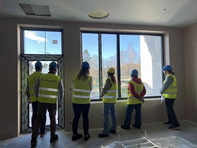 En gruppe arbeidere i et rom