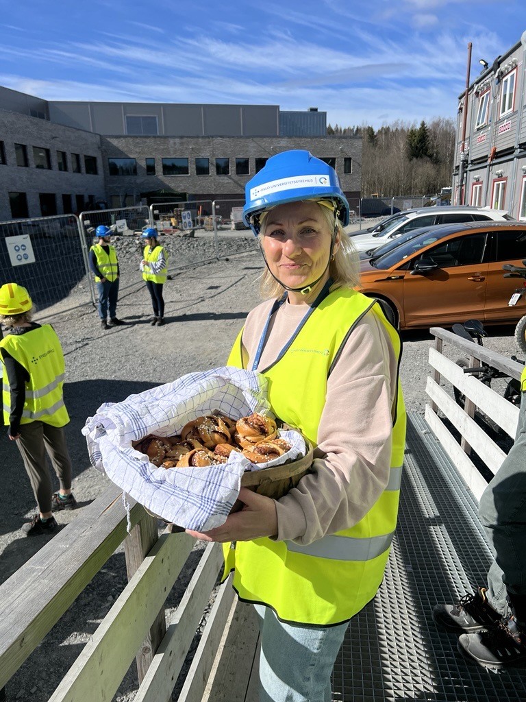 En kvinne som holder et brett med mat