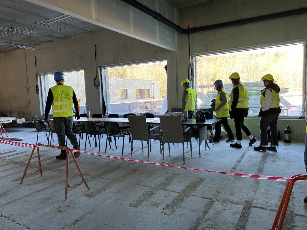 En gruppe arbeidere på en byggeplass