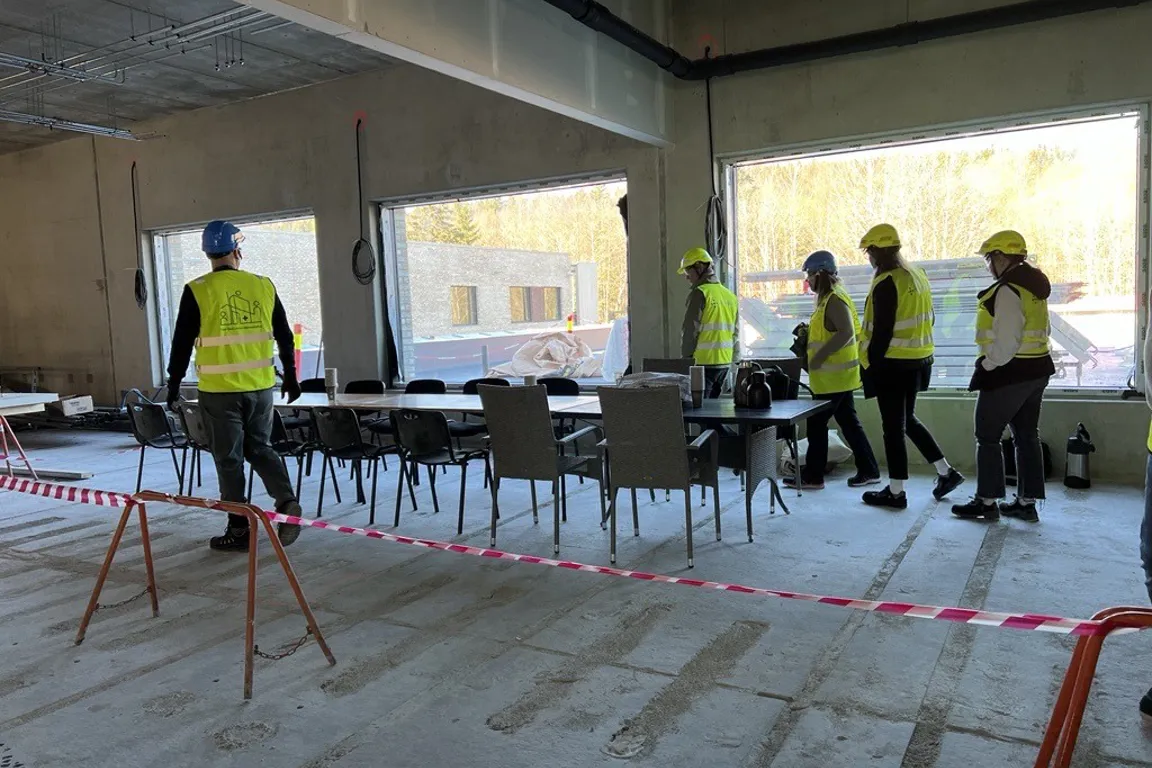 En gruppe arbeidere på en byggeplass
