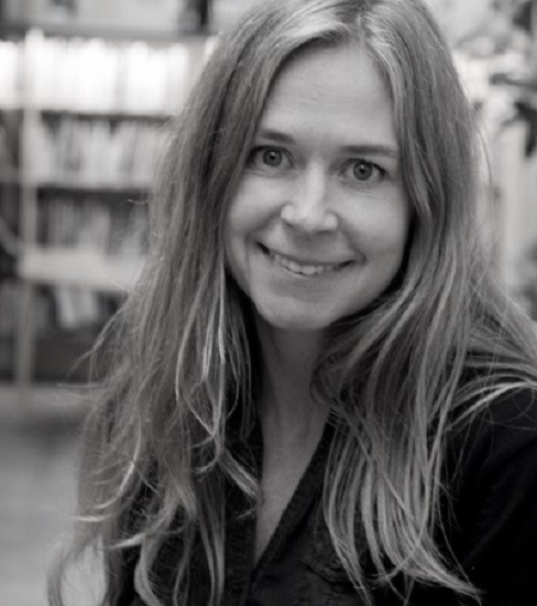 En kvinne med langt hår