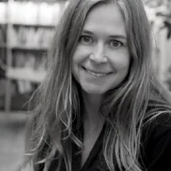 En kvinne med langt hår