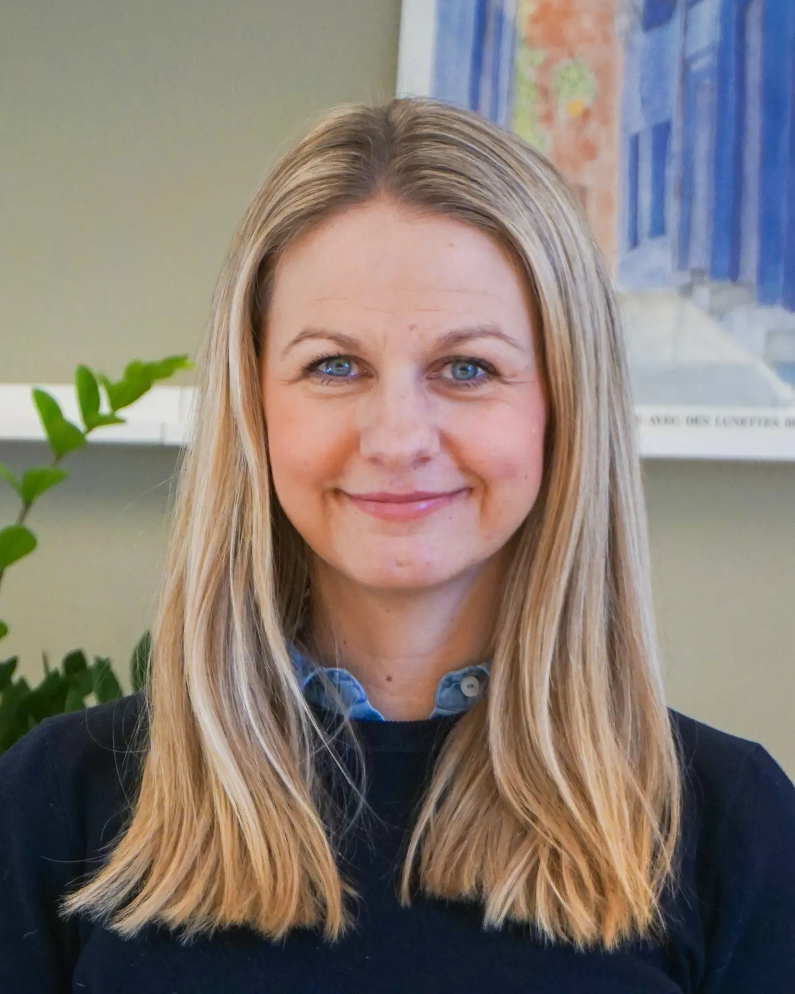 En kvinne med langt hår