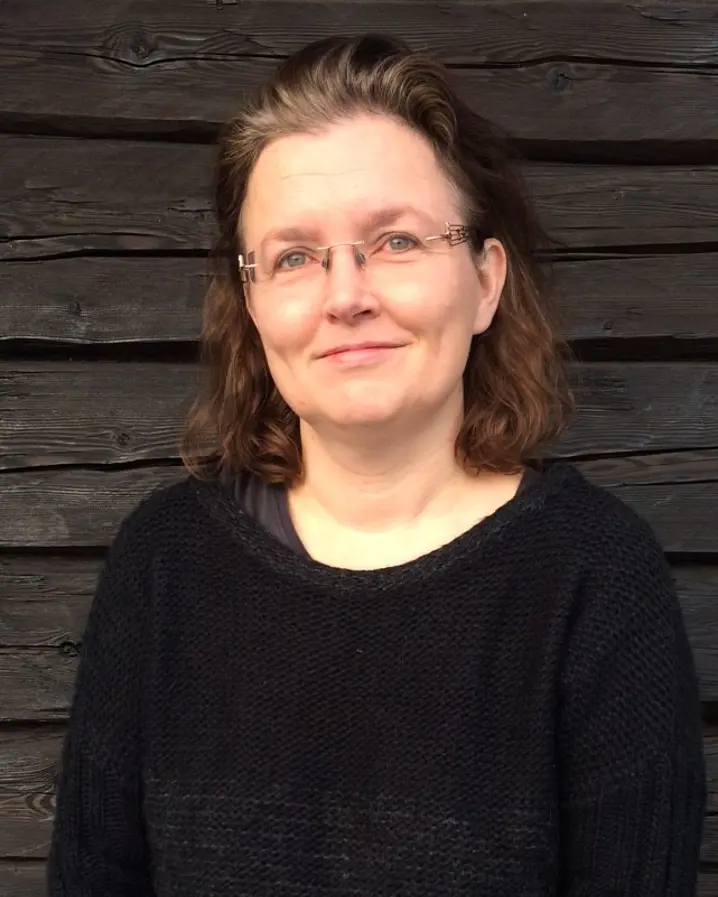 En person som bruker briller