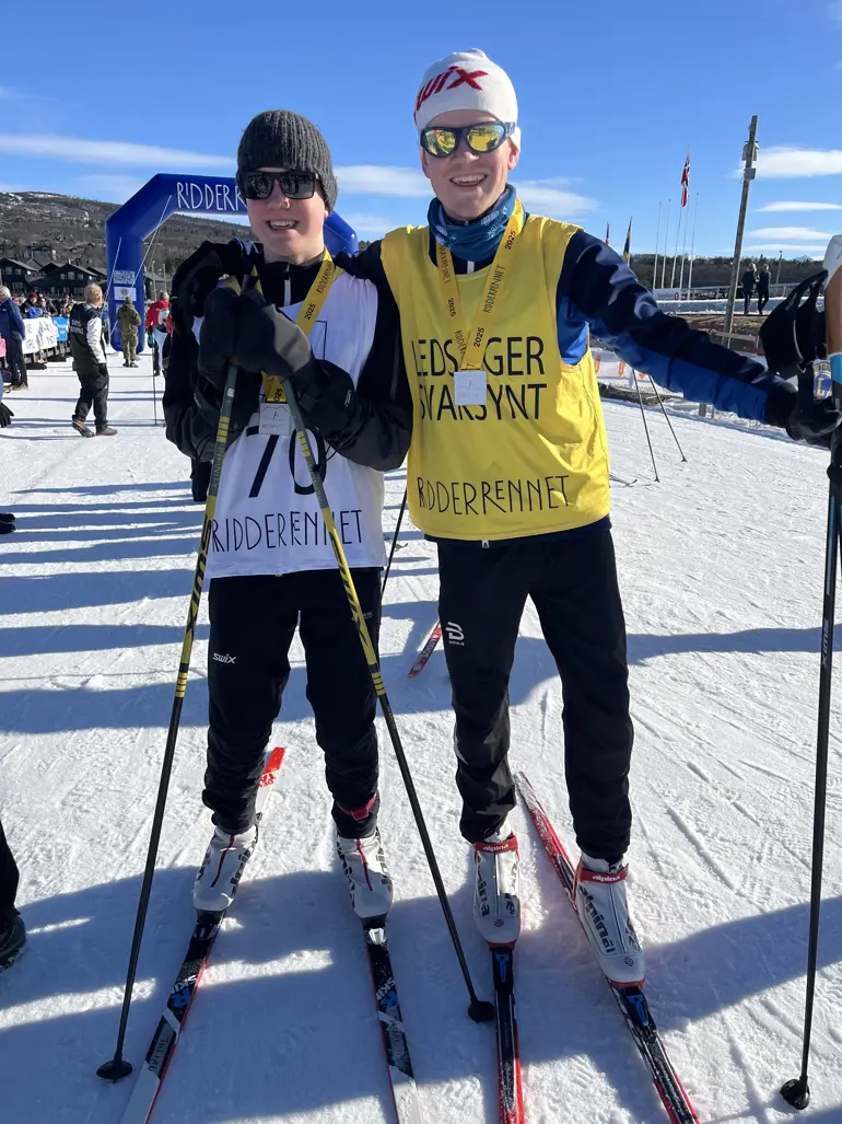 Et par menn på ski