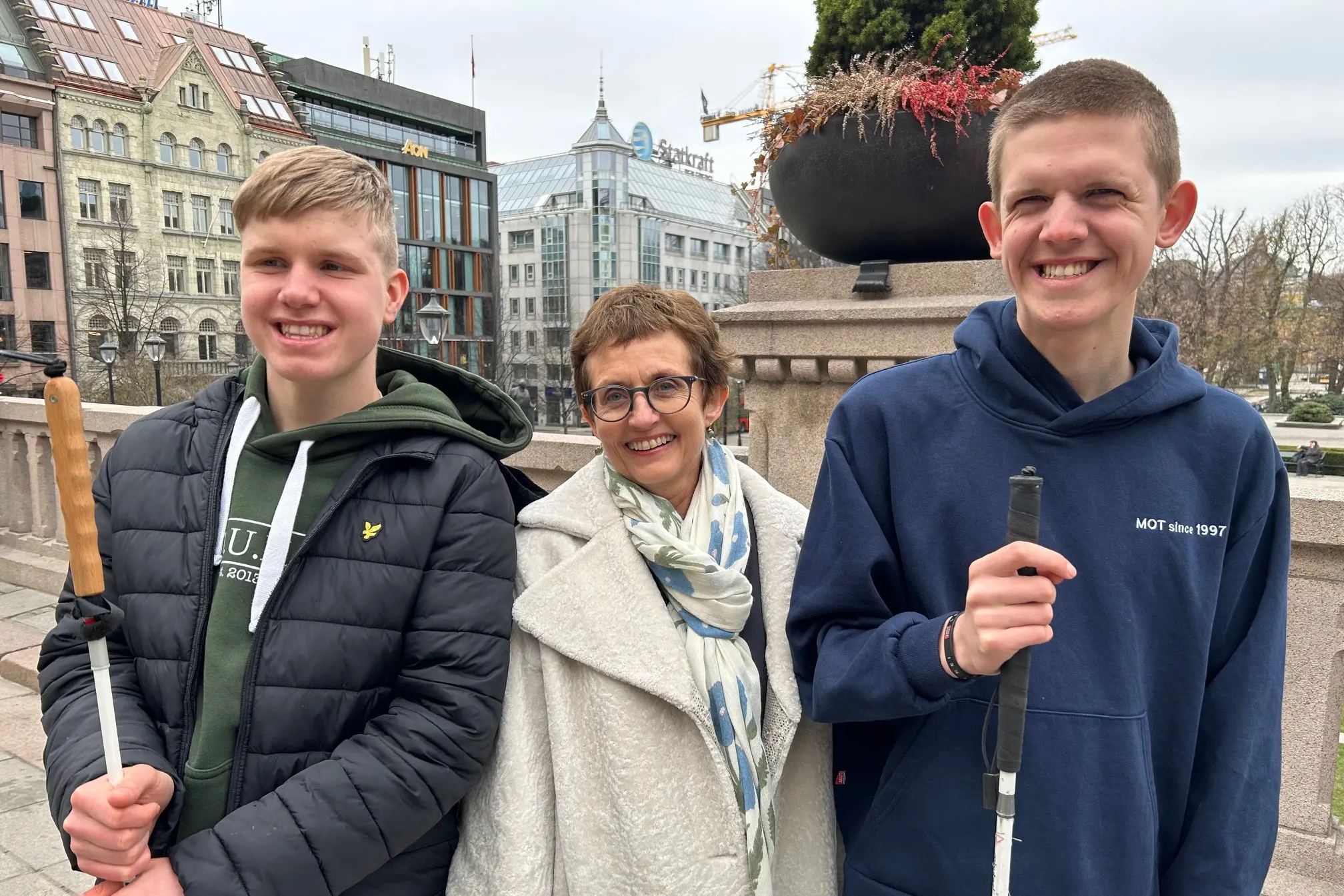 En gruppe mennesker som poserer for et bilde