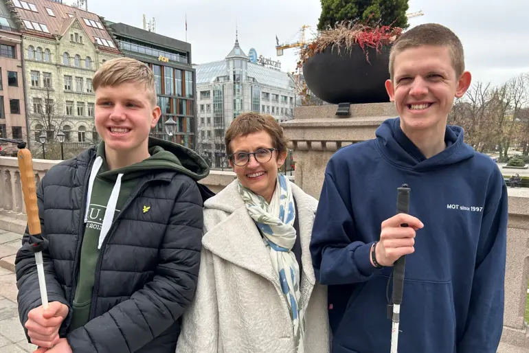 En gruppe mennesker som poserer for et bilde