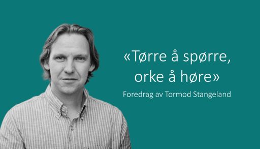 En person som står foran en grønn skjerm