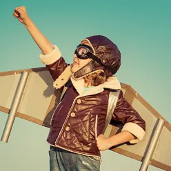 En person som holder en treboks