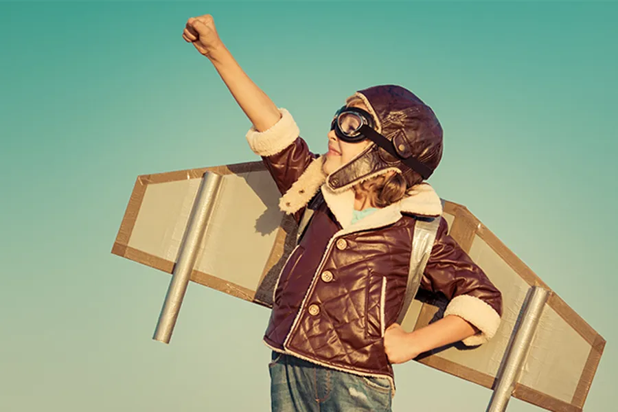 En person som holder en treboks