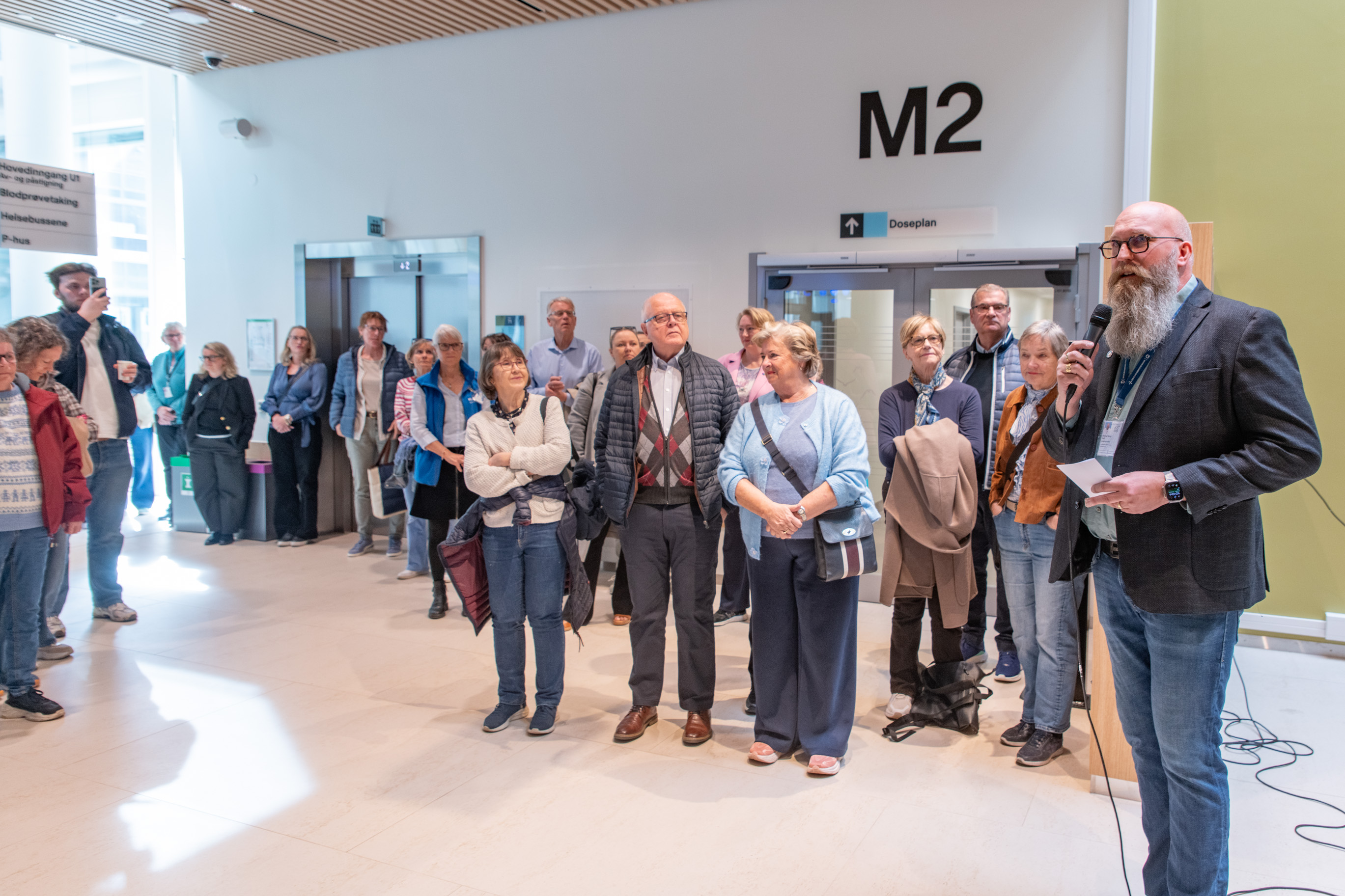 En gruppe mennesker som står i et rom