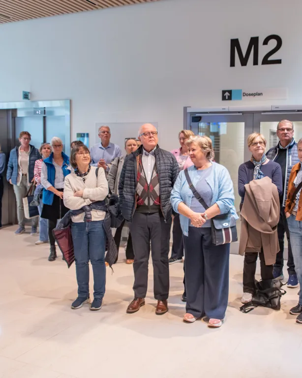 En gruppe mennesker som står i et rom