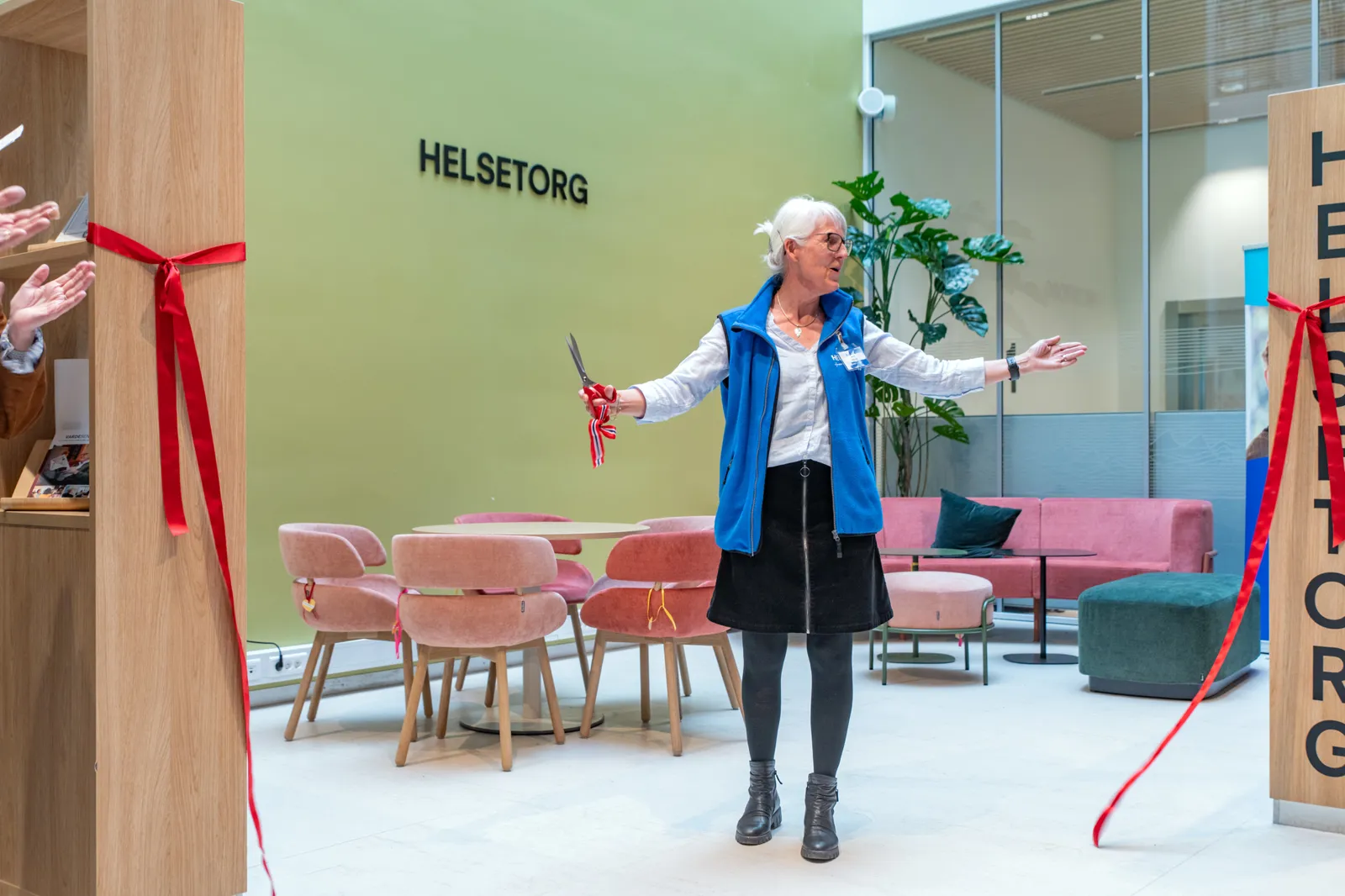 En person som holder et rødt bånd