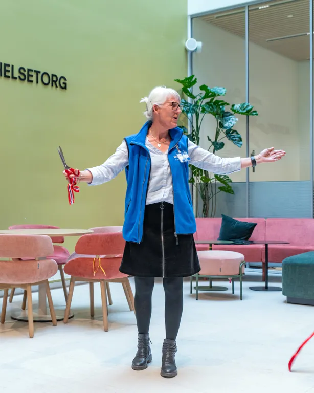 En person som holder et rødt bånd