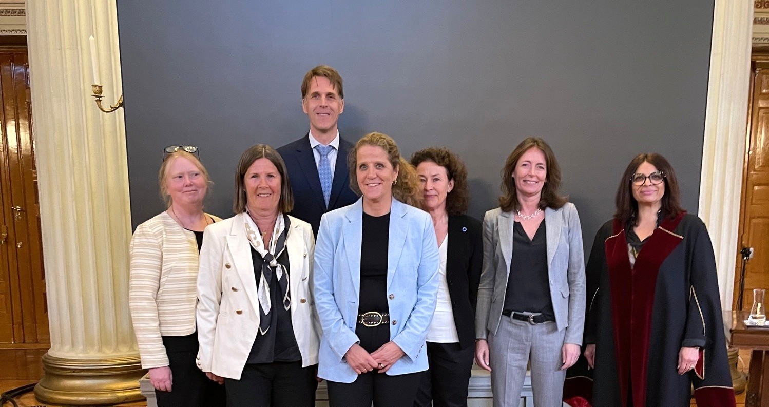 En gruppe mennesker som poserer for et bilde