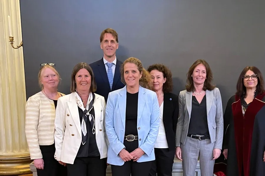 En gruppe mennesker som poserer for et bilde