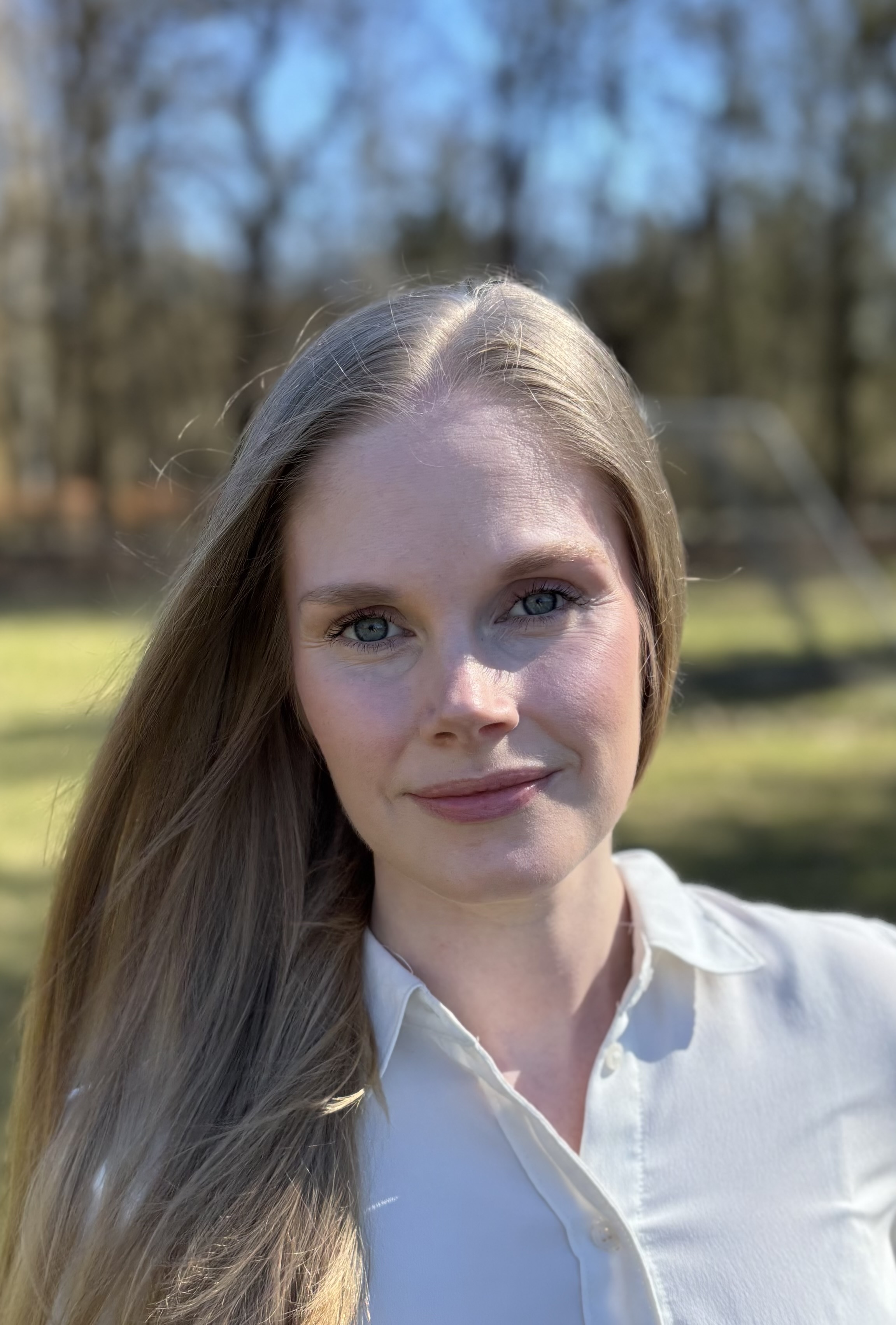En kvinne med langt hår