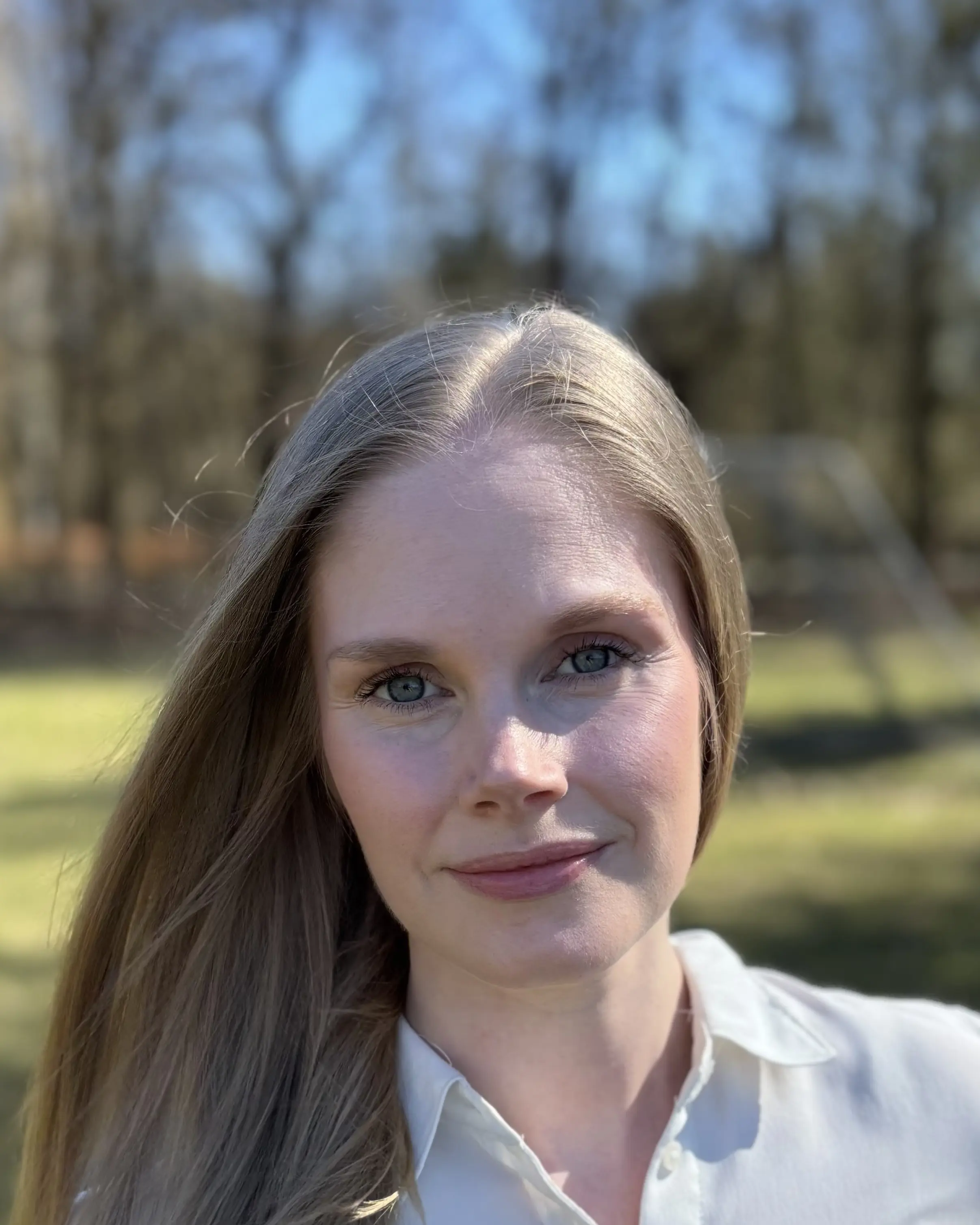 En kvinne med langt hår