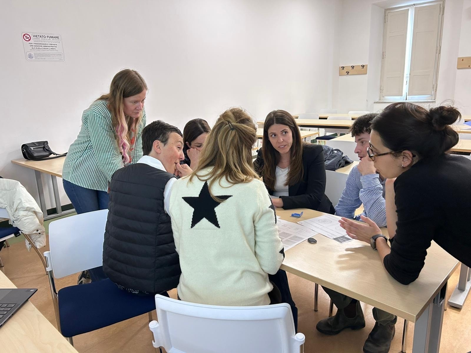 En gruppe mennesker som sitter ved et bord