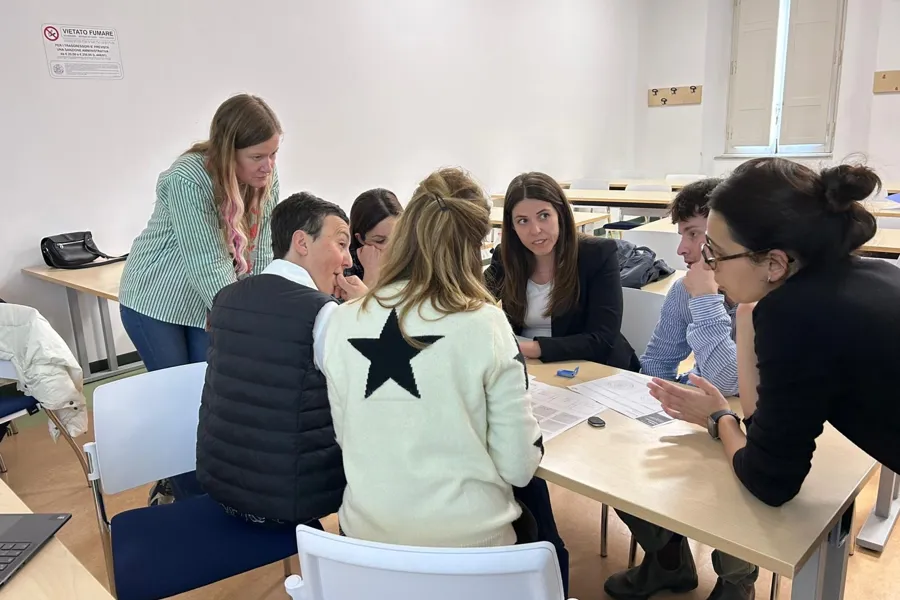 En gruppe mennesker som sitter ved et bord