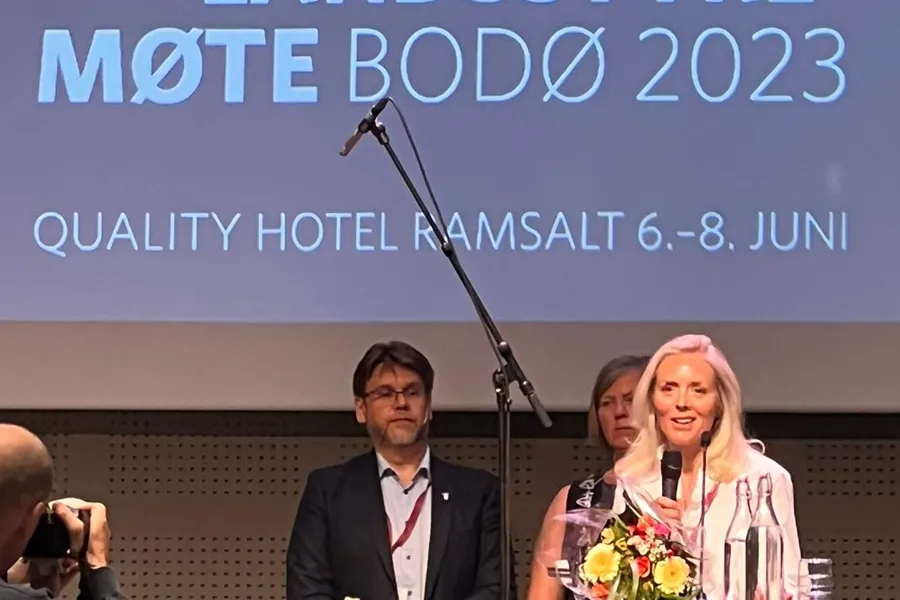 En mann og kvinne på et podium