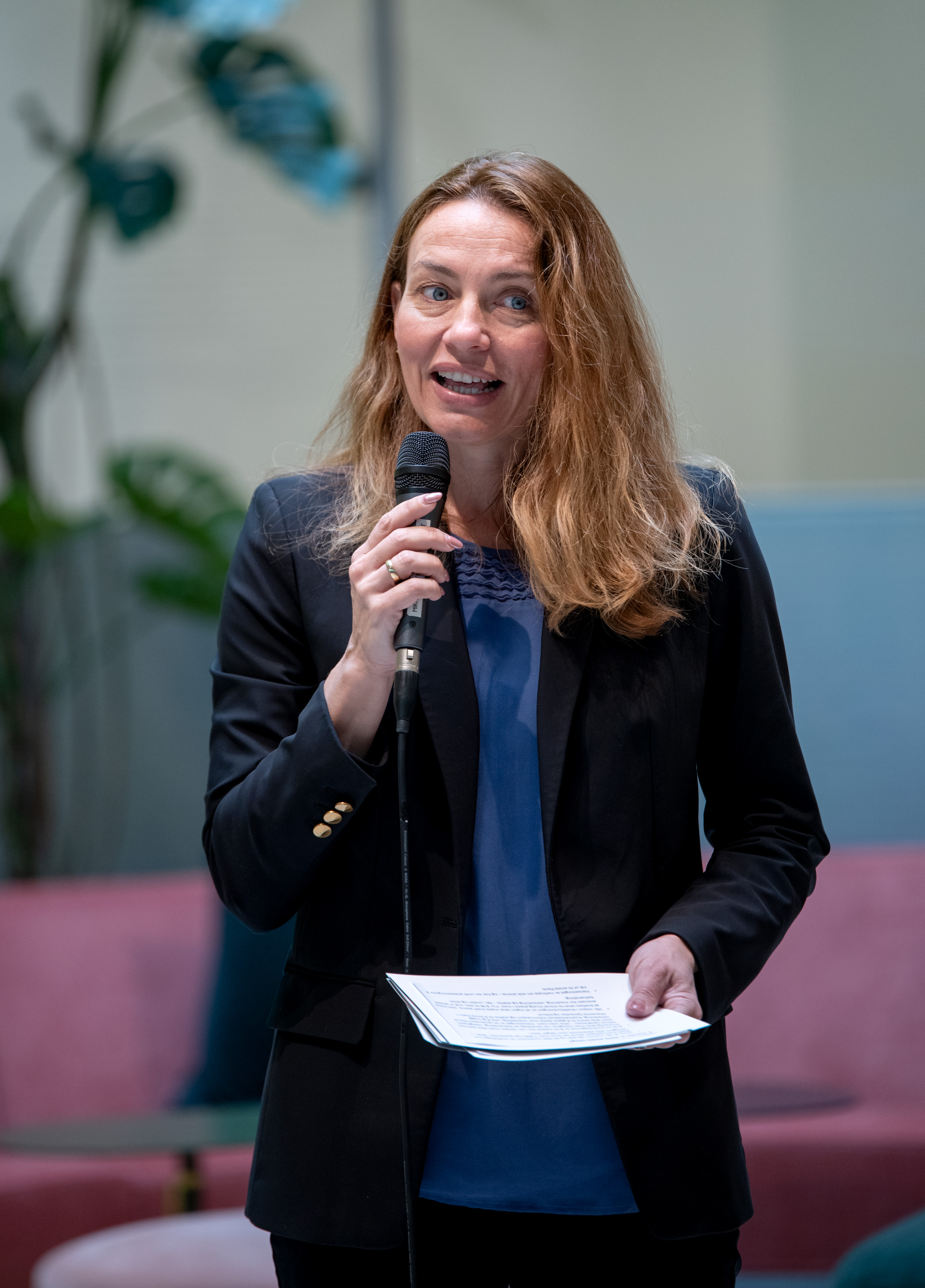 En kvinne som holder en mikrofon