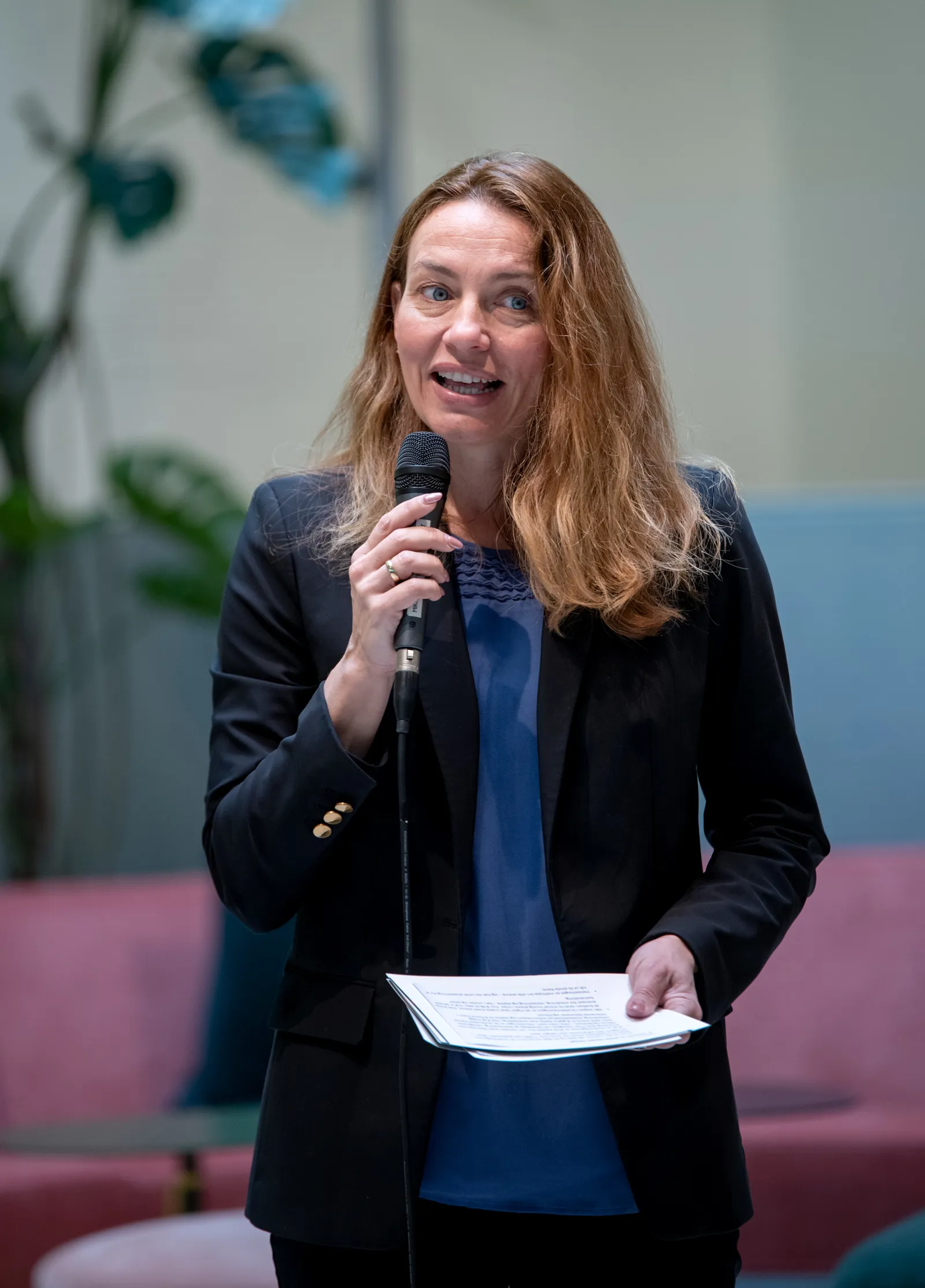 En kvinne som holder en mikrofon