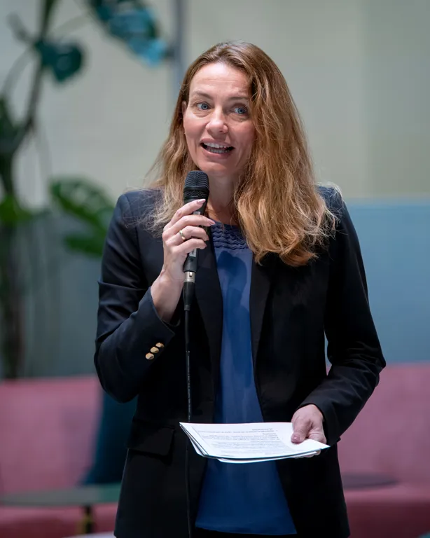 En kvinne som holder en mikrofon