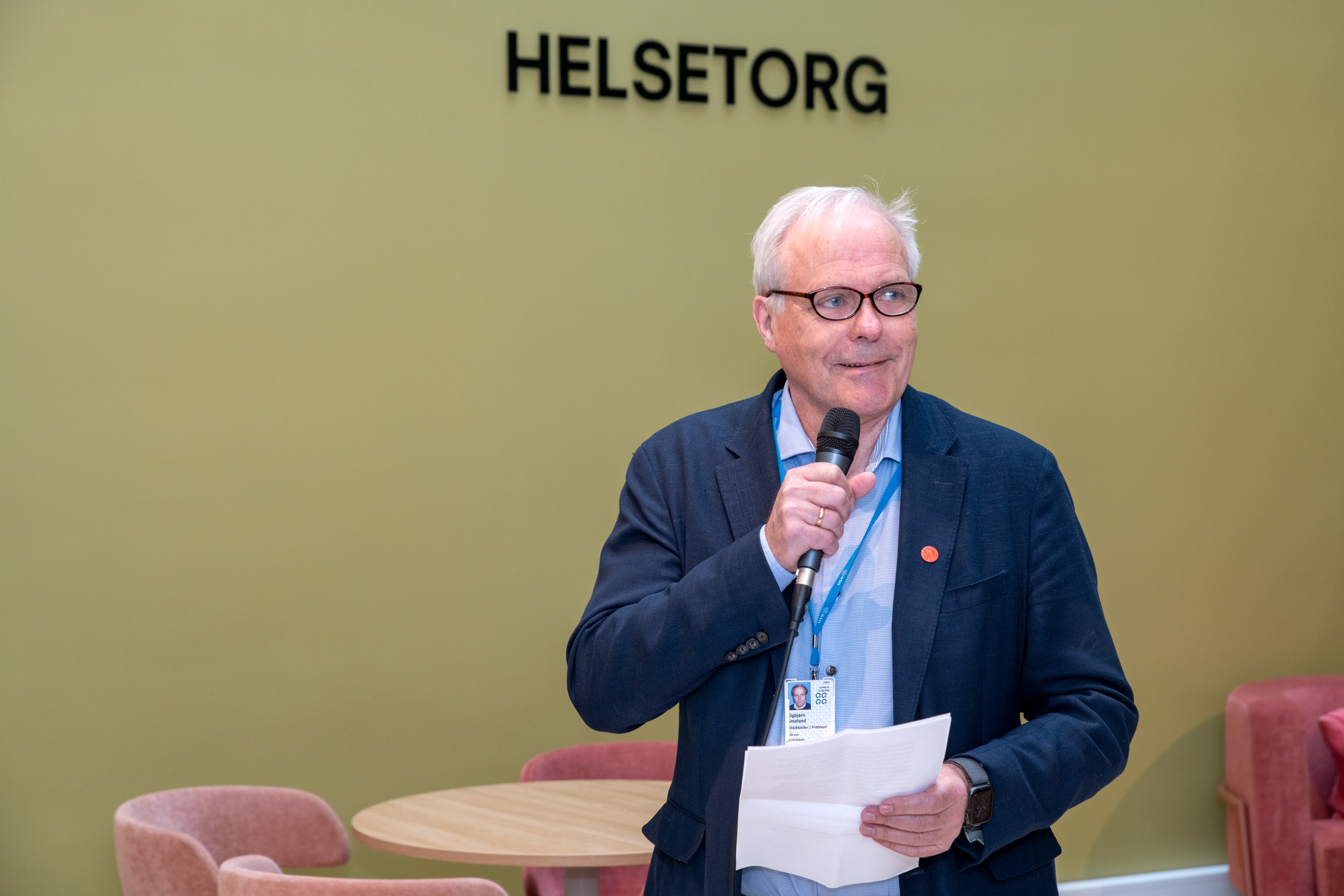 En person som snakker inn i en mikrofon