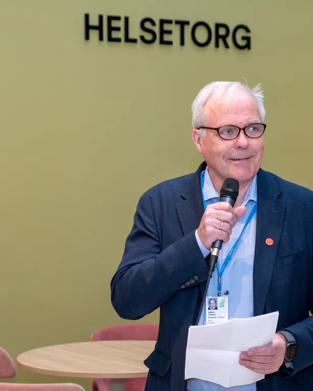 En person som snakker inn i en mikrofon