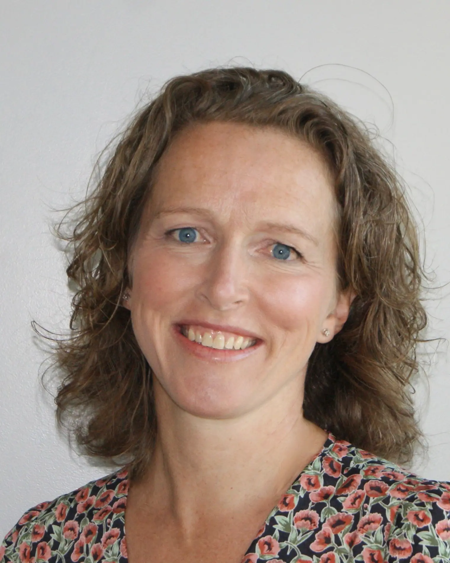 Et nærbilde av en person som smiler