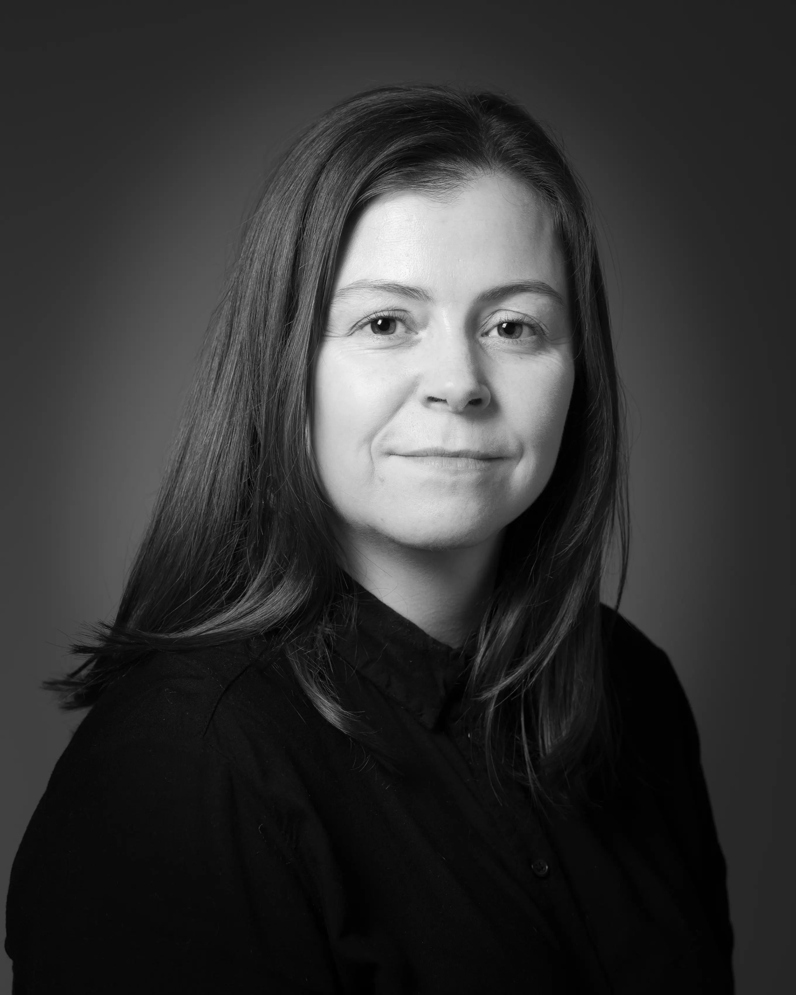 Bilde av kvinne med mørkt langt hår