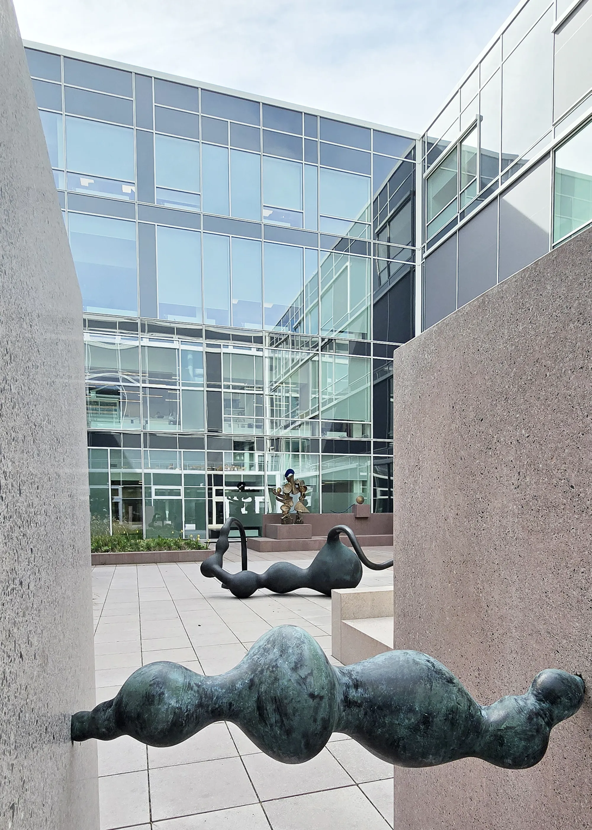 En statue av en person på en hest foran en bygning